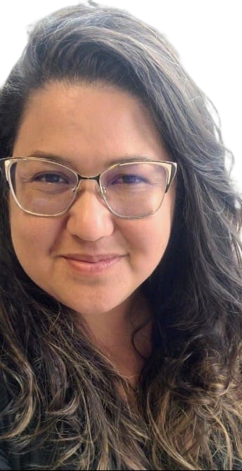 mulher de cabelos castanhos e óculos de grau